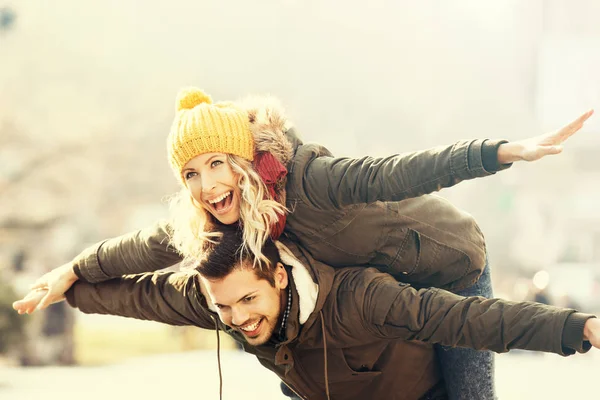 Lyckligt par njuter av kall vinterdag — Stockfoto
