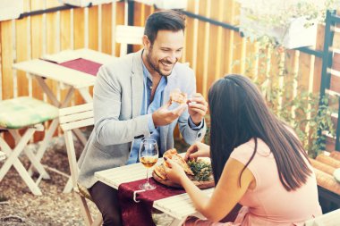 Mutlu çift pizza ve Restoran şarap keyfi