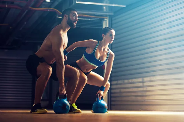 Training door kettlebell — Stockfoto