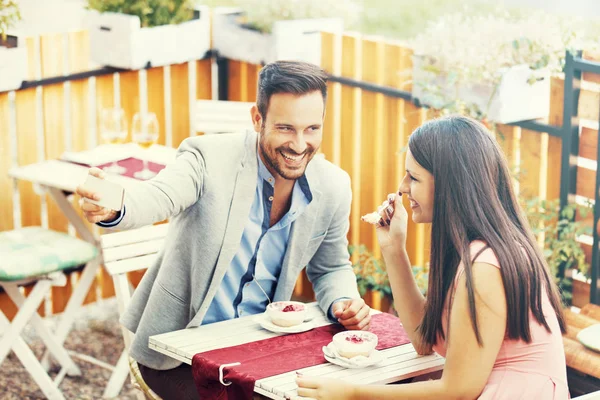 Heureux couple appréciant le dessert au restaurant — Photo