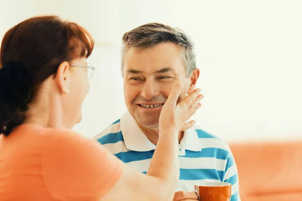 Casal sênior desfrutando de café — Fotografia de Stock