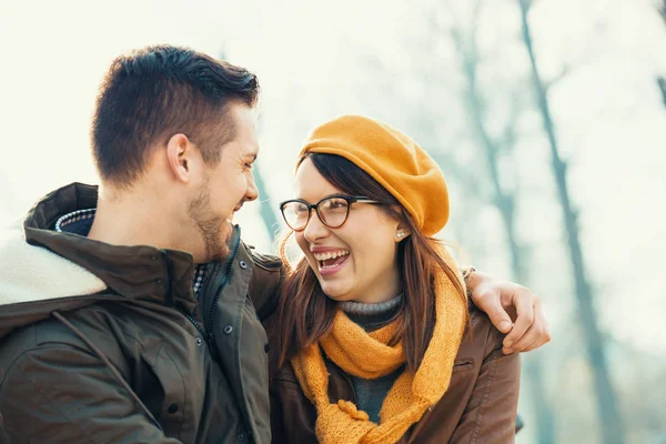 Pareja joven citas — Foto de Stock