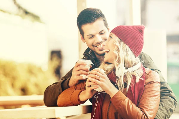 Pareja feliz disfrutando de Navidad y bebidas calientes —  Fotos de Stock