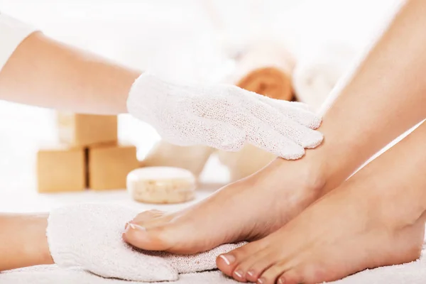 Giovane donna godendo pedicure — Foto Stock