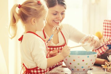 Kalite aile zaman harcama. Kek pişirme. 
