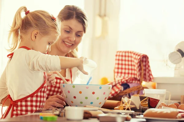 Kwaliteit familie tijd doorbrengen. Taarten bakken. — Stockfoto