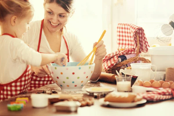 Kwaliteit familie tijd doorbrengen. Taarten bakken. — Stockfoto