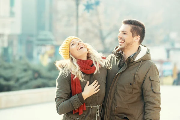 Szczęśliwa para spędzać dzień Zima w mieście — Zdjęcie stockowe
