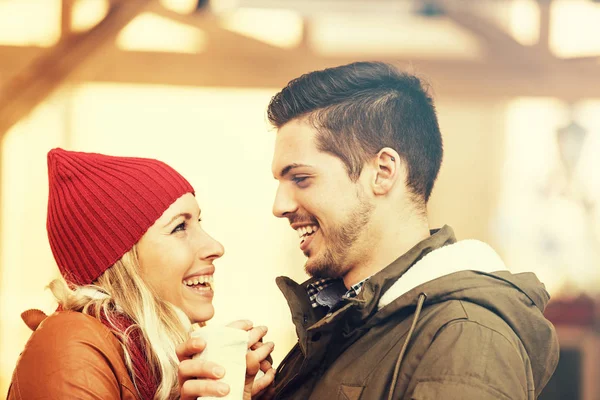 Gelukkige paar genieten van warm drinken buitenshuis. Clod winterdag. — Stockfoto