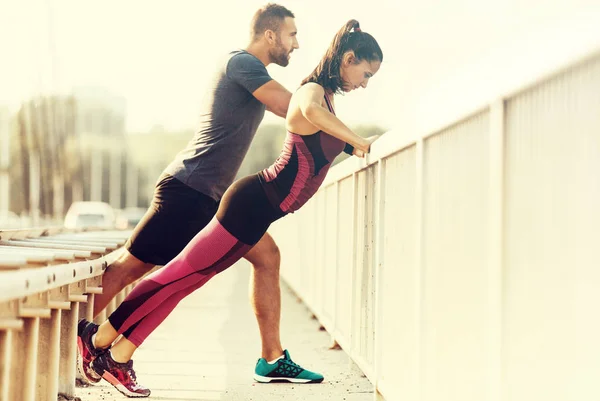 Young Couple Exercising — Stock Photo, Image