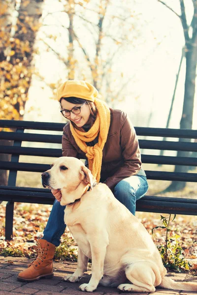 Vrienden genieten van park — Stockfoto