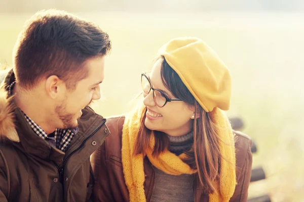 Pareja joven citas — Foto de Stock