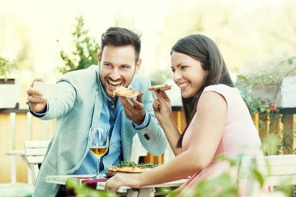 Pareja de amor en un restaurante . — Foto de Stock