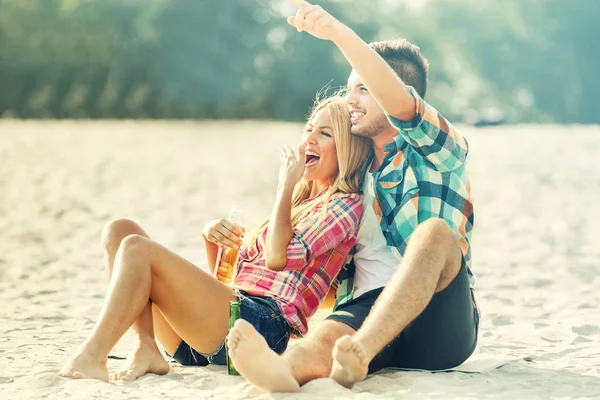 Conceito de amor. Jovem casal desfrutando de dia ensolarado na praia . — Fotografia de Stock