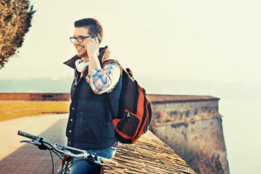 telefonla konuşan genç adam