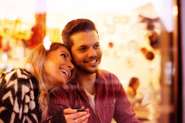 Casal jovem namoro — Fotografia de Stock