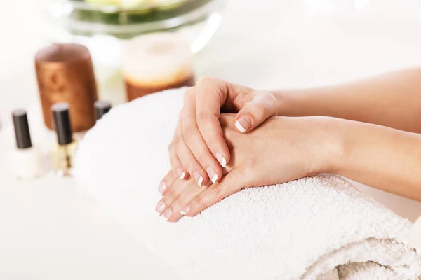 Desfrutando de tratamento de mãos e unhas no Spa . — Fotografia de Stock