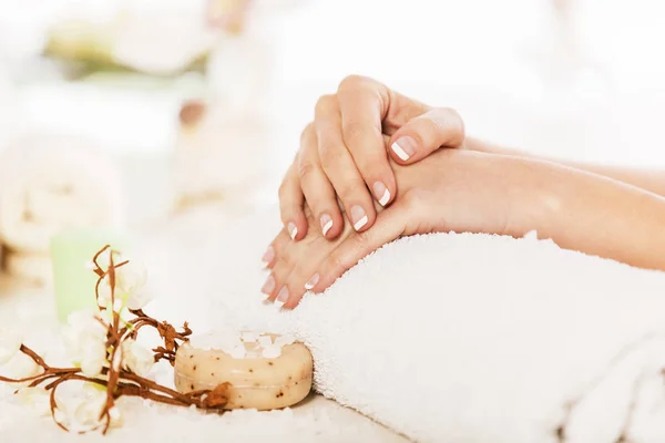 Profiter du traitement des mains et des ongles au spa . — Photo