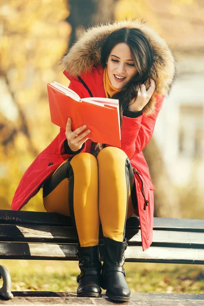 Young Woman in Park — Stock Photo, Image