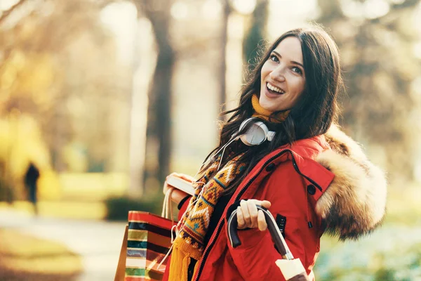 Jonge vrouw genieten van koude dag in het Park — Stockfoto