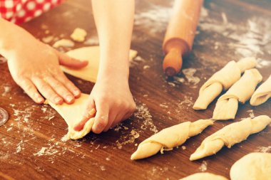 Hamur ile çalışma, kruvasan yapma kadın. 