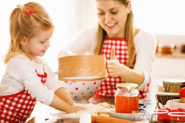 Anne ve kızı hamur yapma. Sieb tarih seçici odak. 