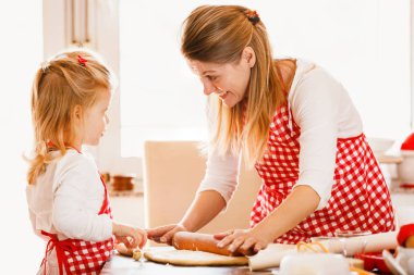 Anne ve kızı hamur yapma