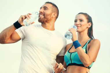 Genç çift egzersiz yapıyor.