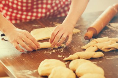 Hamur ile çalışma, kruvasan yapma kadın. Yakın çekim. 