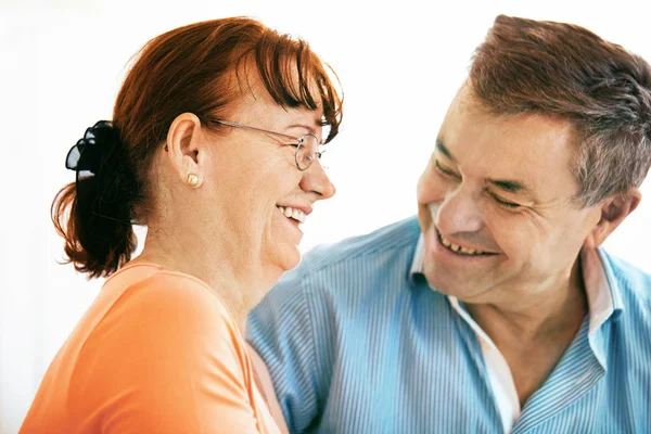 Seniorenpaar im Wohnzimmer — Stockfoto