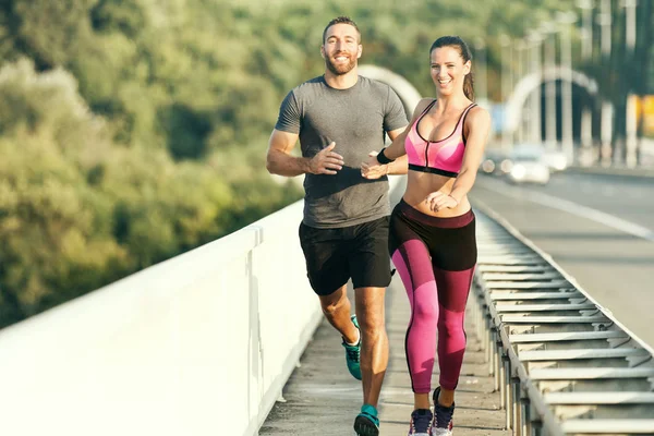 Couple heureux traversant le pont — Photo