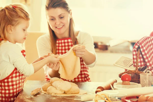 Mama en dochter werken met deeg, het maken van Croissants. Close-up — Stockfoto