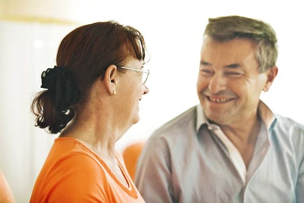 Senior couple in living room — Stock Photo, Image