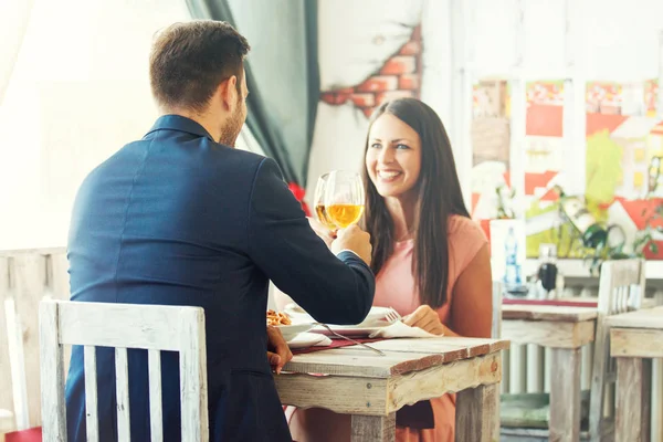 Liefde paar in een Italiaans Restaurant — Stockfoto