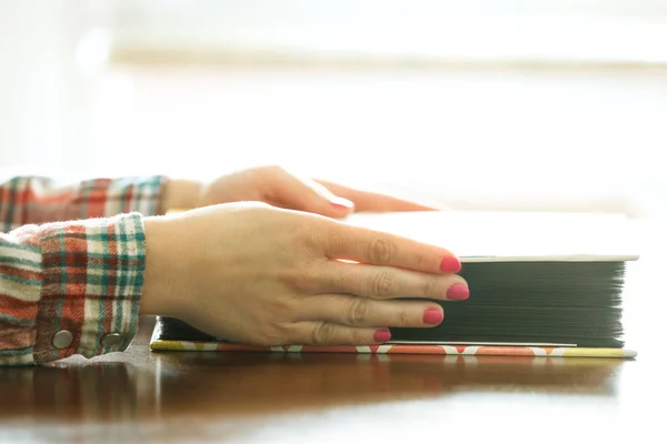 Woman Ready to Open her Photo Album — Stock Photo, Image