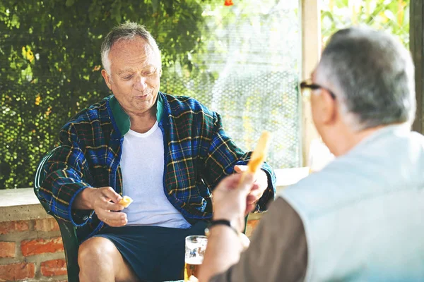 Eating pie early in the morning — Stock Photo, Image