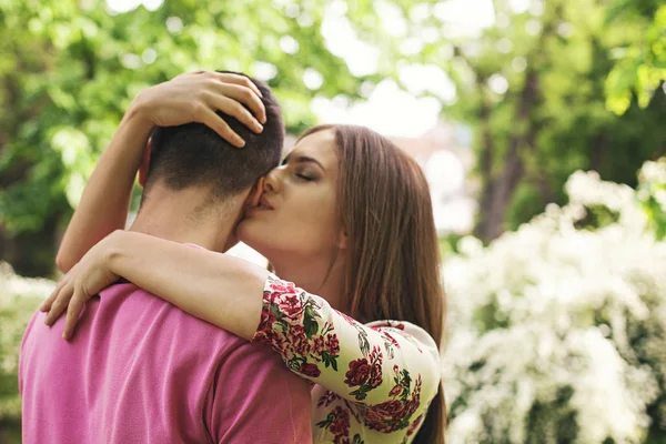 Casal no parque — Fotografia de Stock