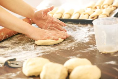 Hamur ile çalışan kadın