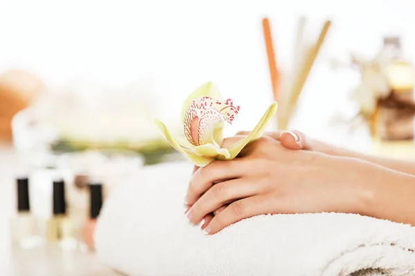 Nagel- und Handbehandlung genießen. — Stockfoto