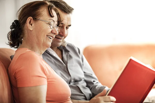 Seniorenpaar im Wohnzimmer — Stockfoto