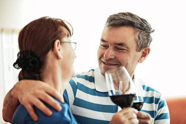 Casal sênior bebendo vinho — Fotografia de Stock