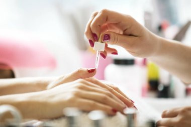 Kadının manikür. Yakın çekim. 