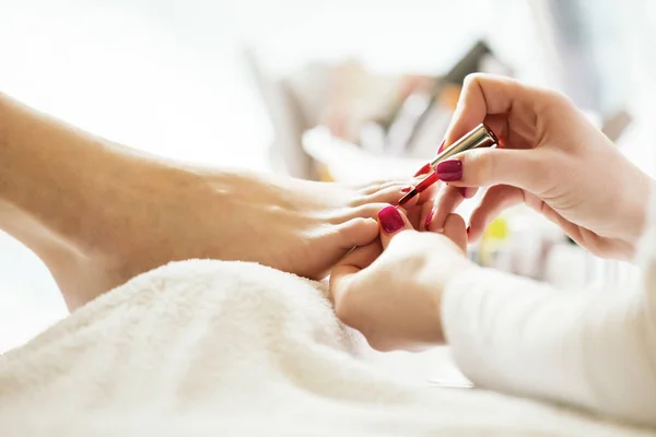 Nahaufnahme-Konzept. Kosmetikerin macht Pediküre. — Stockfoto