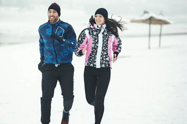 Entusiasta pareja de amor haciendo ejercicio al aire libre . —  Fotos de Stock
