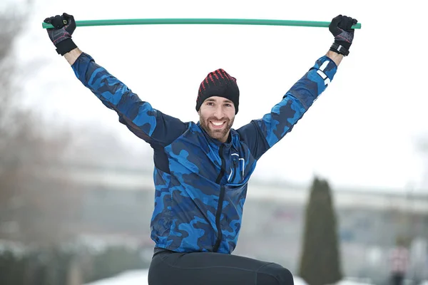 Genç adam açık havada egzersiz. Spor kavram. Sağlıklı yaşam tarzı. — Stok fotoğraf