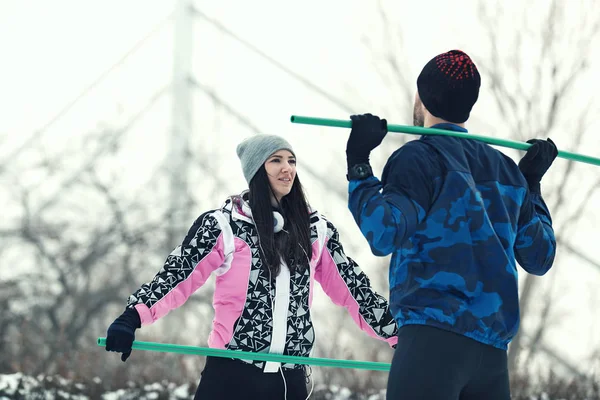 Entusiasta pareja de amor haciendo ejercicio al aire libre . —  Fotos de Stock