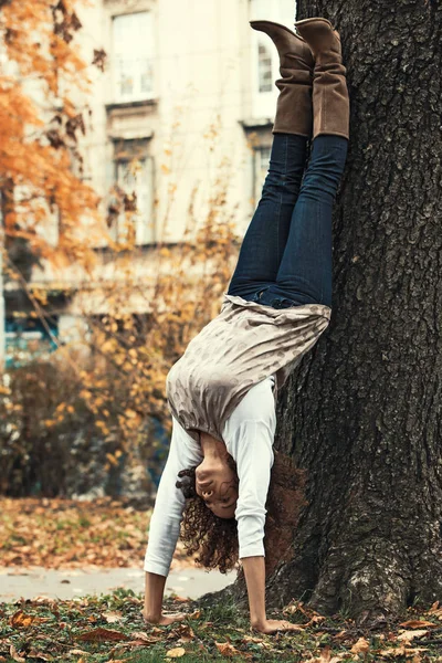 Postura de yoga en el parque — Foto de Stock