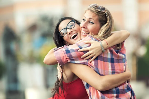 Hermosas chicas abrazándose mutuamente — Foto de Stock