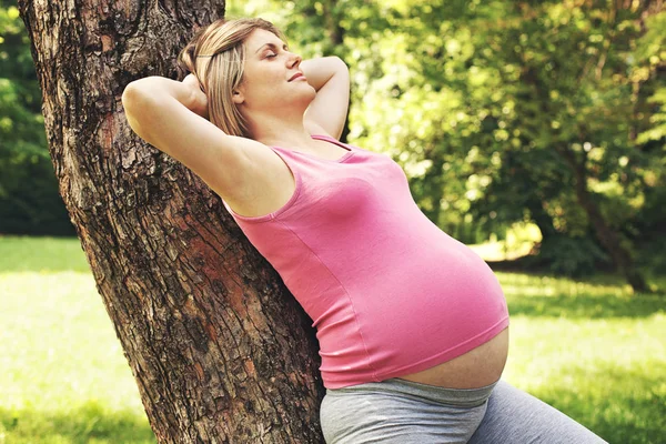自然怀孕妇女 — 图库照片
