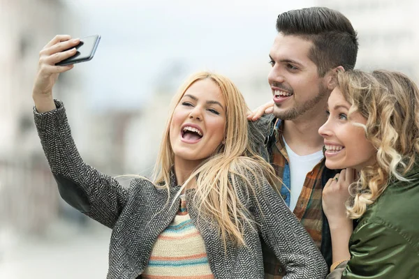 Unga människor använder mobiltelefon — Stockfoto